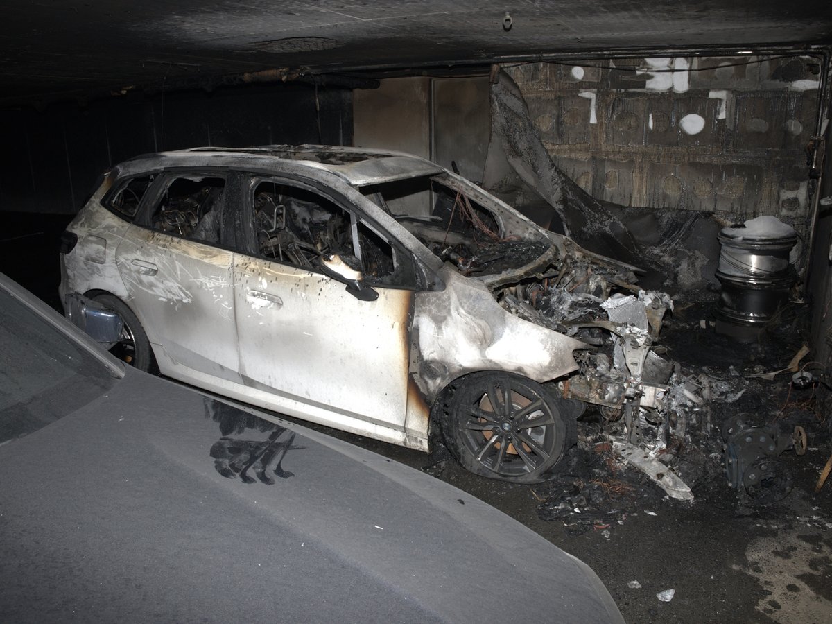 KapoGR's tweet image. Letzte Nacht brannte in einer Tiefgarage in Domat/Ems ein Hybrid-Auto. Sechs Personen wurden vorsorglich evakuiert.
fcld.ly/2nqewuw