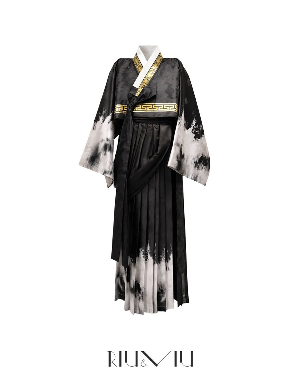 yunhotaberu's tweet image. 윤호 가요대제전 멋 의상 디테일 진짜 너무 좋으네 
이번 연말 무대 의상들 다 평생 볼 수 있을 거 같아