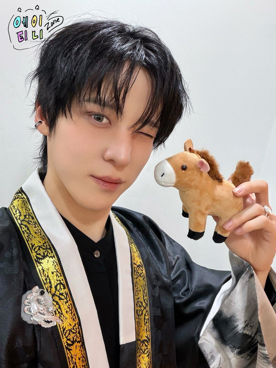 yunhotaberu's tweet image. 윤호 가요대제전 멋 의상 디테일 진짜 너무 좋으네 
이번 연말 무대 의상들 다 평생 볼 수 있을 거 같아