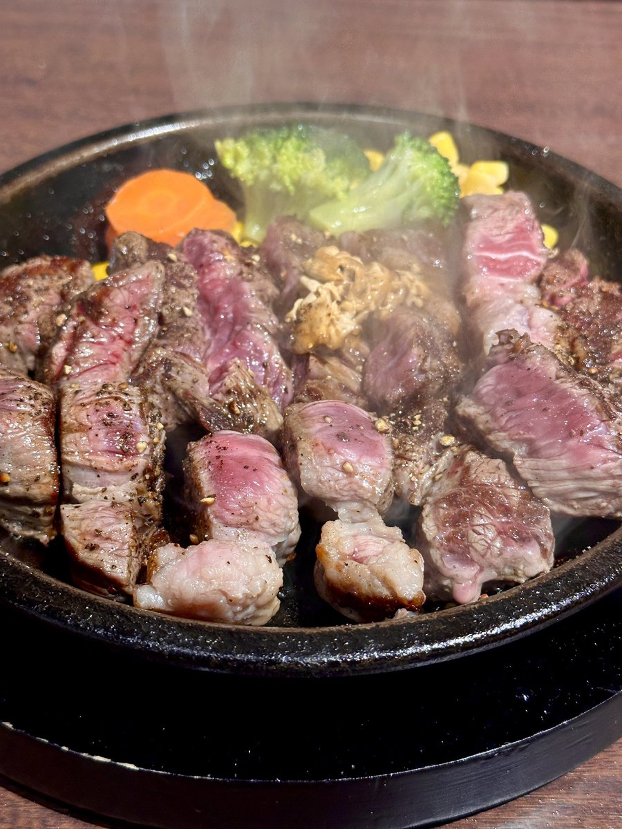 明けましておめでとうございます。元日はステーキを食べる謎習慣を10年程続けていて、今年も450g頂きました！
近々の目標が「綺麗な身体」なので昨夜はしゃぶしゃぶを500g、今朝は豚の角煮を300gとお肉食べて筋トレしてます。2026年も楽しく健やかに変態活動しましょう！