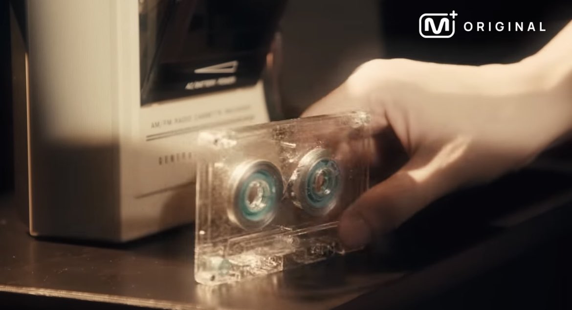 keitadj3's tweet photo. #WannaOne 7年ぶりに再結成か

公開された映像では、ある人物がカセットテープを再生する場面が描かれた。再生されるテープでは、Wanna Oneのヒット曲「Spring Breeze」の一節である「���たちまた会う」という歌詞が流れてきた。

2026 COMING SOON #우리다시만나 https://t.co/uBcjKgjZf0 https://t.co/kJqj7UJxHu