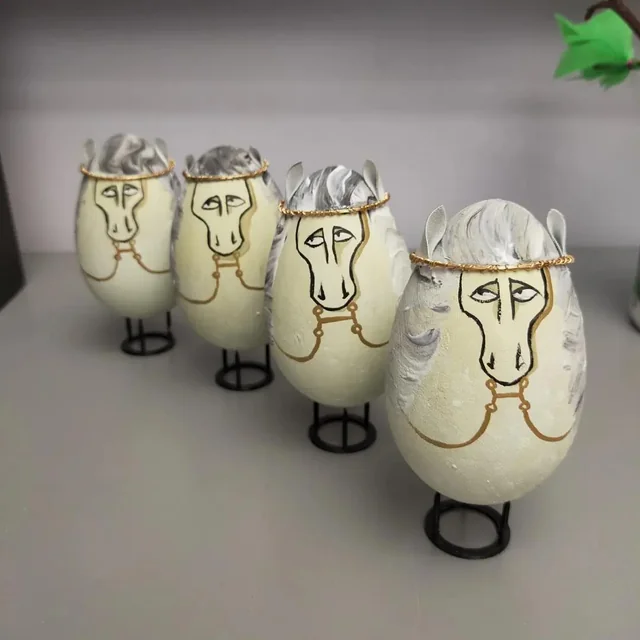 この「主人が落馬して困ってしまった馬」は海外でも面白がられているらしく、色々なグッズが製作されているらしい。