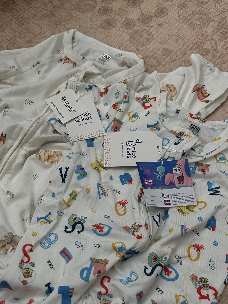 Bu ibu...

Sekali2 aku mau rekomendasiin baju anak yang menurur aku chef kiss 💯 bgt

Bahannya, dan harganya (dibanding beli di Mother Care🙂)

Merk nya: Nice Kids...

Desainnya bagus, bahan nya variatif... katun ada, tencel modal juga ada. Kemana aja aku slama ini🙈