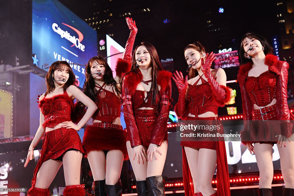 Zerxlsf's tweet image. They're always so happy on stage😭😭😭😭😭😭😭😭