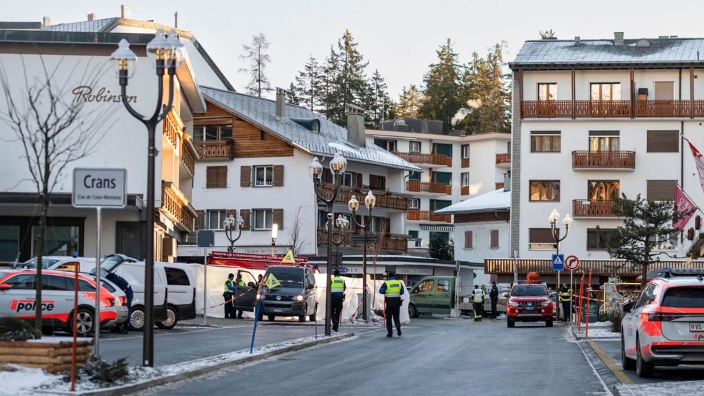 🚨🇨🇭 SWISS ALPS FIRE: UP TO 40 PEOPLE KILLED

After Le Constellation bar in Crans-Montana (canton of Valais) erupted in flames on New Year’s Eve, Swiss authorities scrambled 10 helicopters and 40 ambulances in a massive emergency response, around 40 are reportedly dead and an
