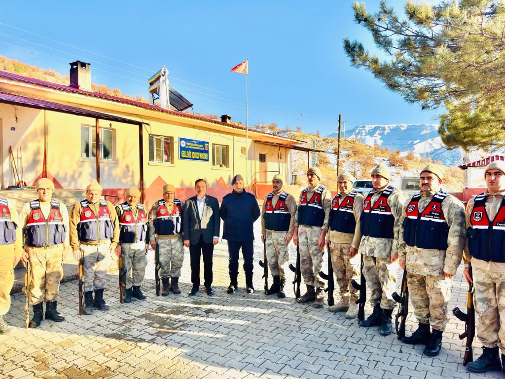 📍Ekinözü Korucu Noktası 

Kahramanmaraş Ekinözü İlçe Jandarma Komutanımız kıdemli Üsteğmen Sayın Sedat Yılmaz, Korucu noktasında görevli Güvenlik Korucuları’mızı ziyaret ederek, 7/24 görevi başında olan korucularımıza başarılar diledi.🇹🇷
