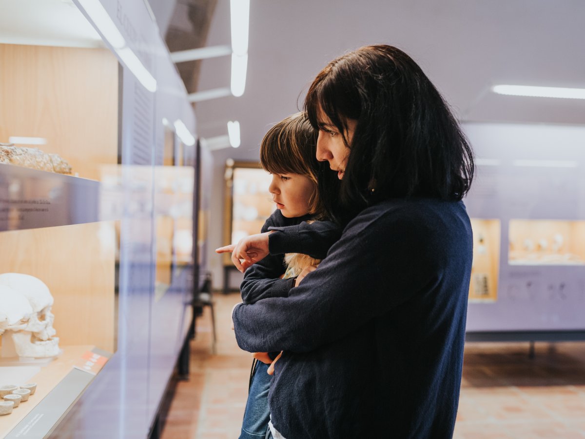 Bon any nou des del #MACarqueologia! 🌟

Comencem el 2026 amb ganes de continuar descobrint i compartint el passat que ens connecta.

Aquest any, fes del MAC el teu punt de partida per explorar històries mil·lenàries, participar en activitats, i veure l’arqueologia amb nous ulls.