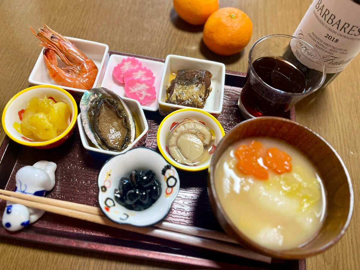 明けましておめでとうございます。
初詣+御神酒•雑煮•日本酒+伊ワイン、
選抜具のお節：
• 海老の旨煮－長寿　・鮑－不老長寿
• 帆立－順風満帆　　・栗きんとん－金運⤴︎
• 黒豆－マメに働く　・寿ナルト
• 鱈の甘露煮-新年もタラふく食べられる
愛犬と酔い覚まし散歩。
嗚呼、日本の正月🎍