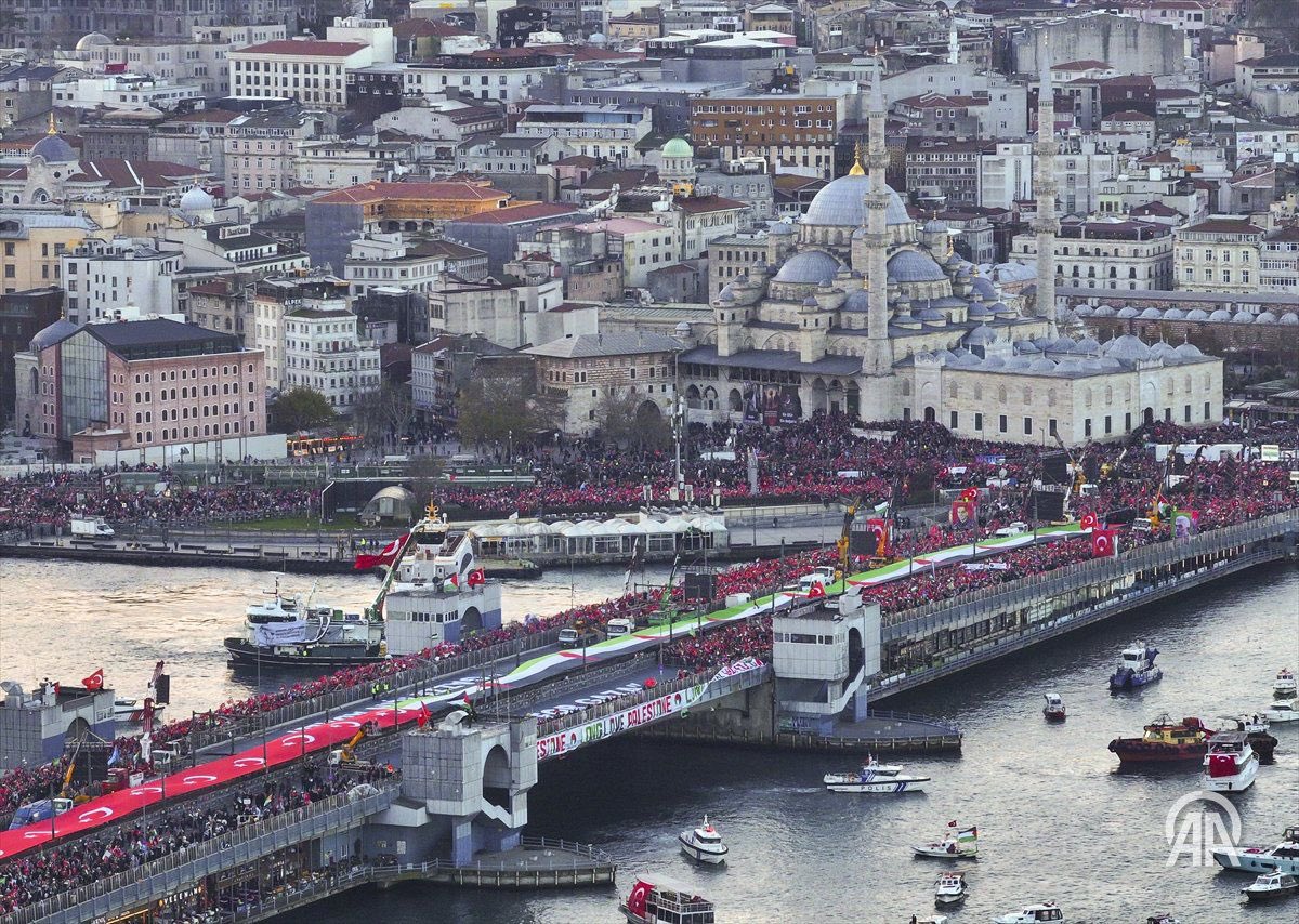 🇹🇷🇵🇸 “Sinmiyoruz, susmuyoruz. Filistin'i unutmuyoruz”

Yeni yılın ilk sabahında yüz binlerce kişi Gazze'ye destek için Galata Köprüsü'nde buluştu.

#GazzeÇağrısı 
#JusticeForGaza