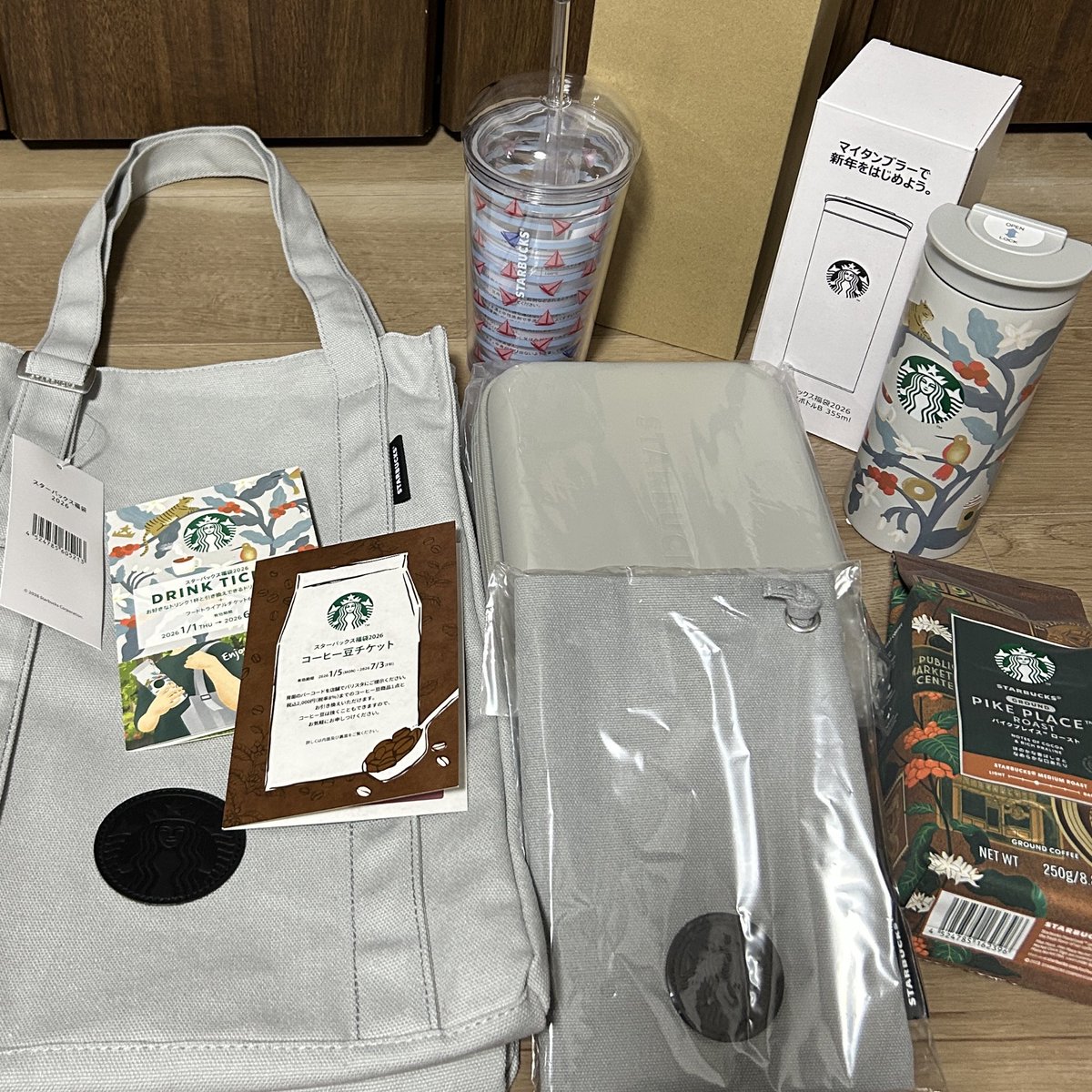 ituki_mama's tweet photo. 今年のスタバの福袋は追加当選でした！
1000個限定キラキラタンブラーは入ってなかったけどトートバッグが欲しかったから嬉しいー✨✨✨ https://t.co/FLpyJIXW29