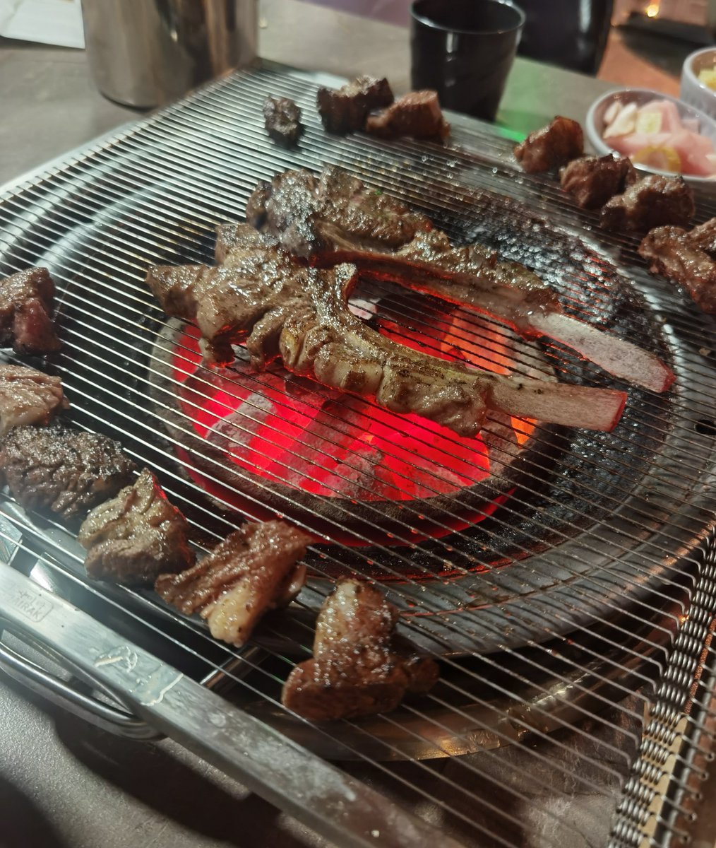 Woon_SLFK's tweet photo. 대휘이의 사인을 찾지 못했어요 ㅠㅠ 
저는 양고기가 아주 맛있다고 생각해요! 
#윤지성 #하성운 #박우진 #배진영 #이대휘 #WannaOne https://t.co/sQeKq9xHh1