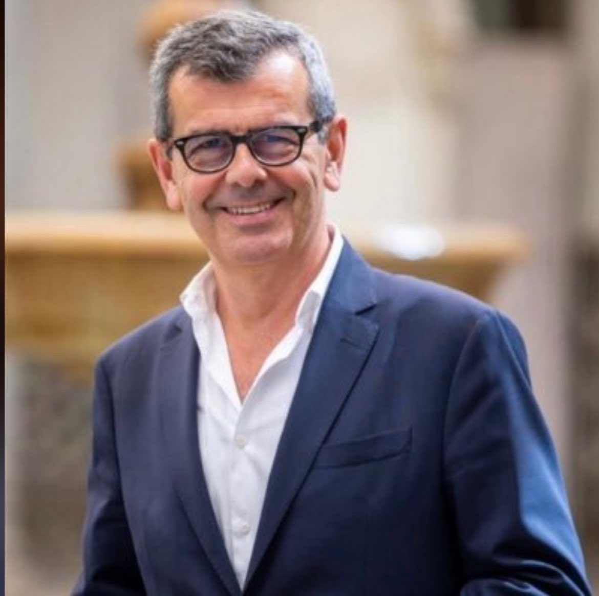 Pues sí, se me atragantaron las uvas cuando conocí la noticia. Una de las personas más honestas que he conocido en política. Tuve el honor de compartir con él escaño en el parlamento de Andalucía y fue todo un Señor en su actitud. Descansa en paz, Juanra.