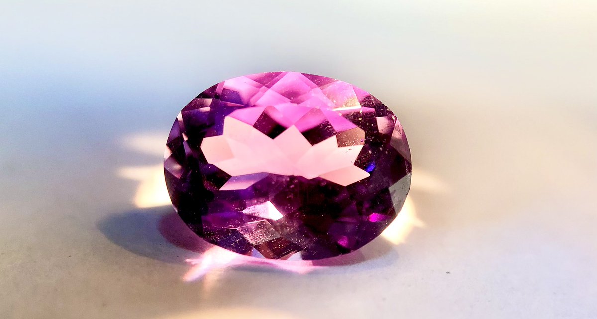 ジェムエイコーさん(<a href="/gemeiko/">ジェムエイコー</a>)から、カシャライ産アメシスト。

うるうるキラキラ、深い紫色からのカラーシフトもばっちり！購入したのは昨年の春頃ですが…嬉しいご縁をありがとうございます…🙏✨