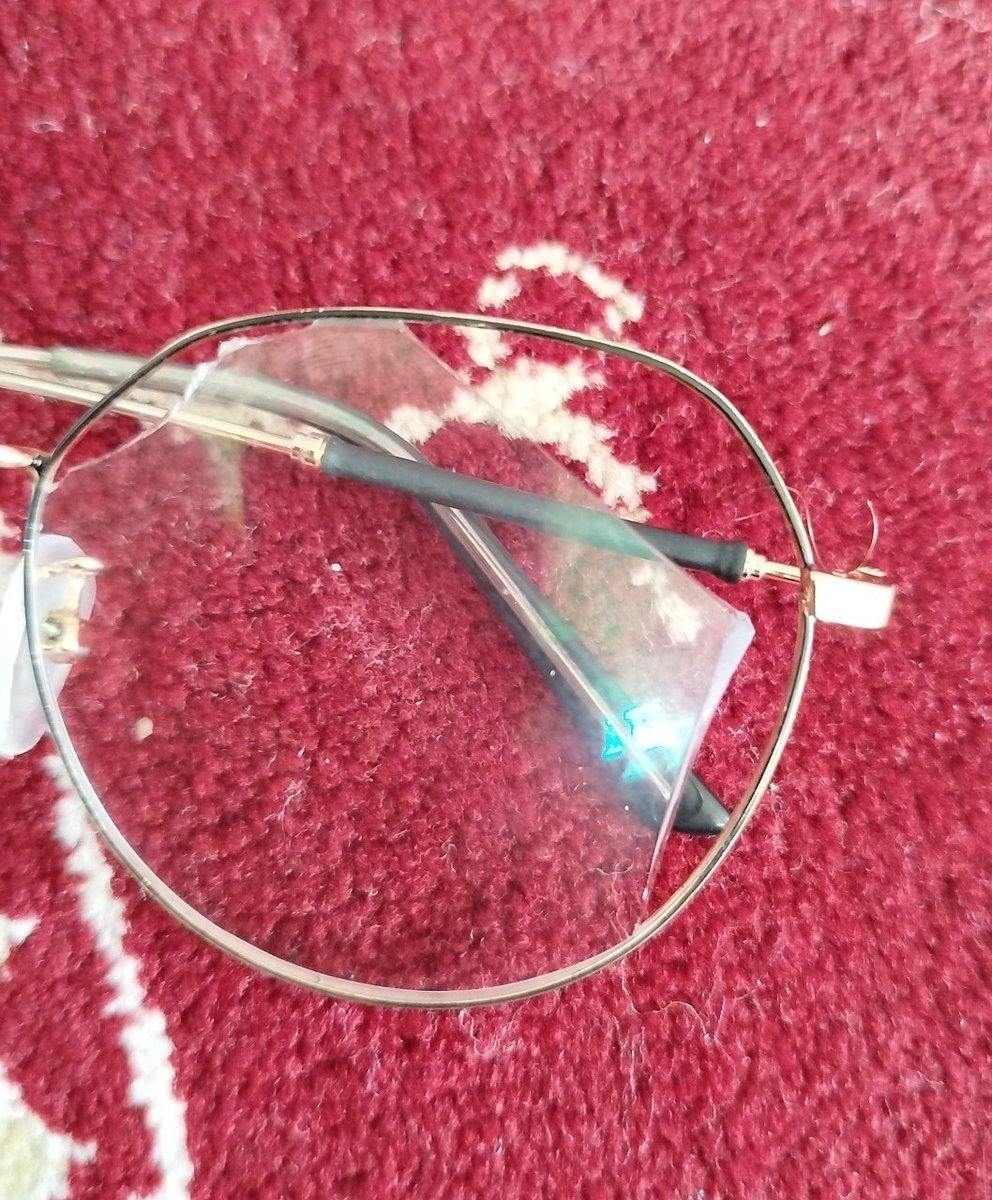 ما صورتمونو‌ باسیلی سرخ میکنیم:

(۵ ماهه شیشه عینکم شکسته.
۵ ماه.
نمیتونم تعویض کنم
شرایطم بده.
دیروزم دکتر به بابام گفت دیسک کمر داری.
فیزیوتراپی گفت لیزردرمانی جلسه ای یه تومنه.
مرد‌۷۵ ساله هنوز کارگری میکنه.
اینه درد من.)

بعد بسیجی میگه از اسرائیل خط میگیرید.