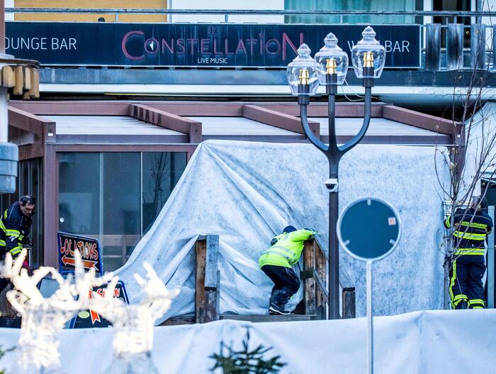 TV2000it's tweet image. #NEWS - 🔴+++ #Strage alla festa di #Capodanno a #CransMontana in #Svizzera: “Quaranta morti e cento feriti”. 
Un'esplosione. Alcune vittime non sono riconoscibili per le gravi ustioni. La deflagrazione ha devastato il bar Le Constellation, molto frequentato dai turisti, mentre