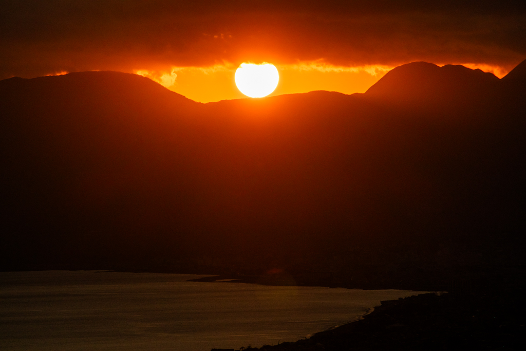今朝は初日の出見に行きましたが、雲に阻まれてしまい見れずでしたが赤富士を見ることができて今年もよい一年になりますようにとお祈りしました。夕方に初日の入りを見に行きましたが、こちらは雲の隙間から綺麗な太陽が拝めました📷
改めまして、今年もよろしくお願いいたします～