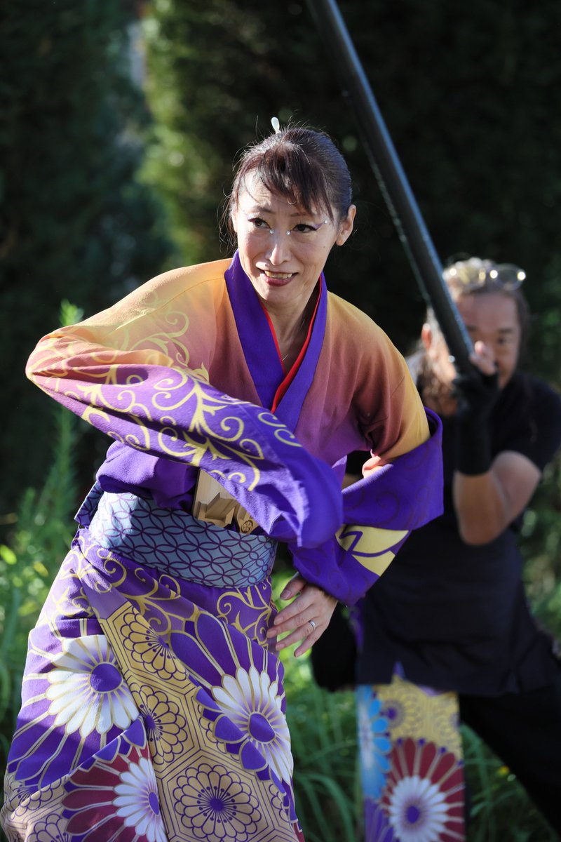ばーびーさんの後ろで秘技片手持ちが炸裂してるよーじーさんが良き