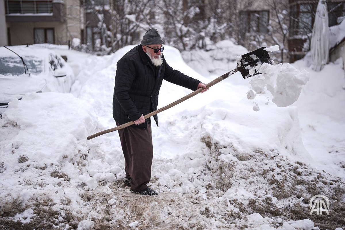 aytcunal's tweet photo. Bolu'nun Gerede ilçesinde etkili olan kar yağışı hayatı olumsuz etkiledi.

📸 @MetinMeteAkts , @anadoluimages https://t.co/9WyuKe0IQR