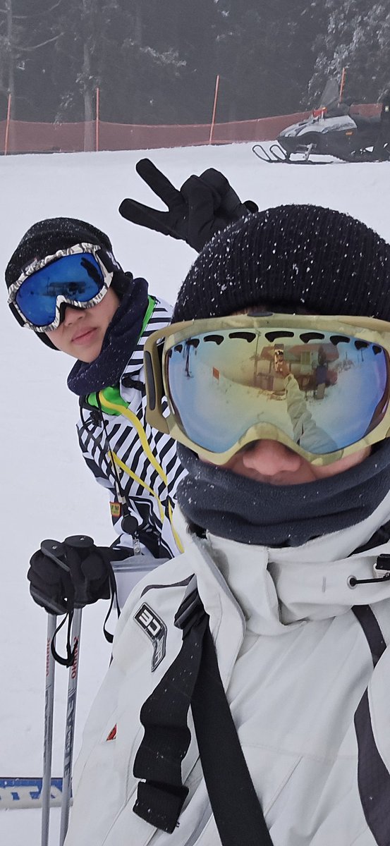 smtk1222's tweet photo. 大晦日に息子とスキー⛷️
太もも筋肉痛😣 https://t.co/BLKLIoiBhp