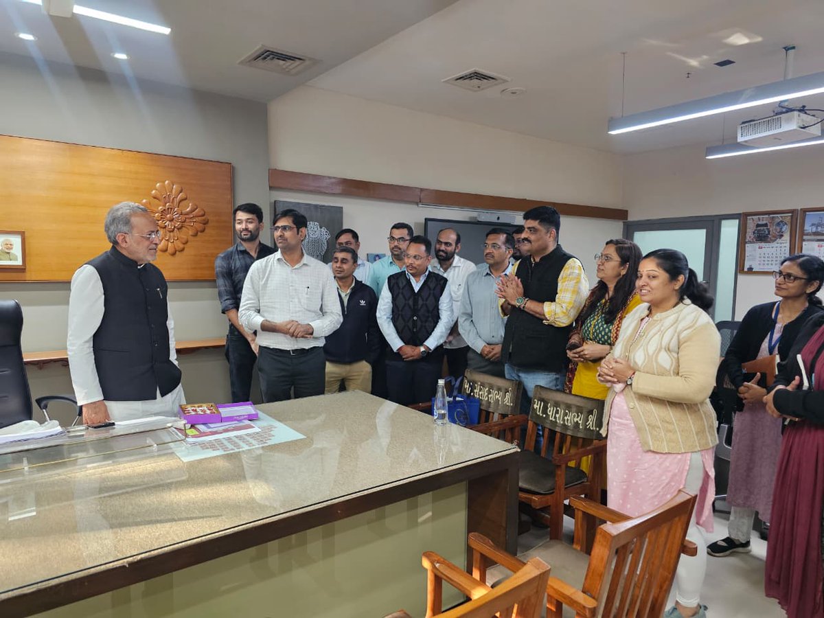 arjunmodhwadia's tweet photo. તાજેતરમાં પ્રમોશન મેળવનાર આઈ.ટી. કેડરના અધિકારીઓ સાથે મુલાકાત કરીને અભિનંદન અને શુભેચ્છા પાઠવી. https://t.co/qlBr9wLodc