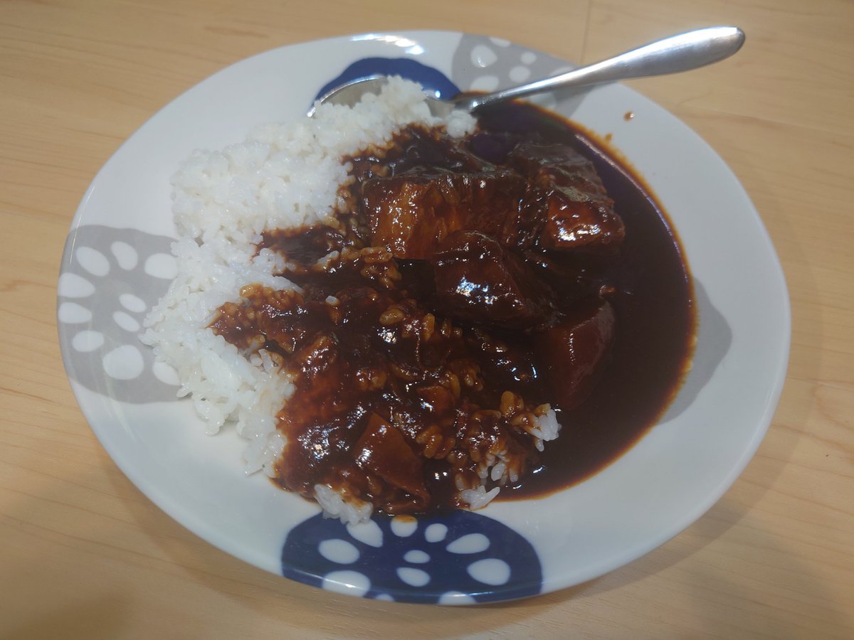 nobm12's tweet photo. ぼっちのおせち、セブンイレブンの「金のビーフシチュー」
肉だと思って最後まで残していたごろっとした物体がじゃがいもだった時の悲壮感よ…😢 https://t.co/FspGP8JKDW