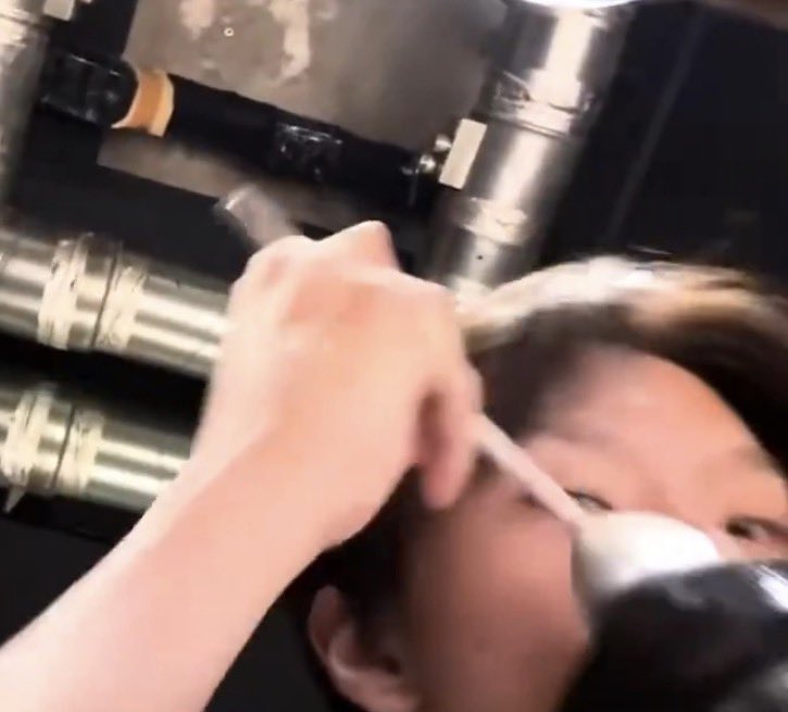 unaack's tweet image. 얘들아 펫캠에 찍힌건데 강아지가 사료통꺼내서밥훔쳐먹는데 이거 말릴 방법없냐ㅠㅠ??