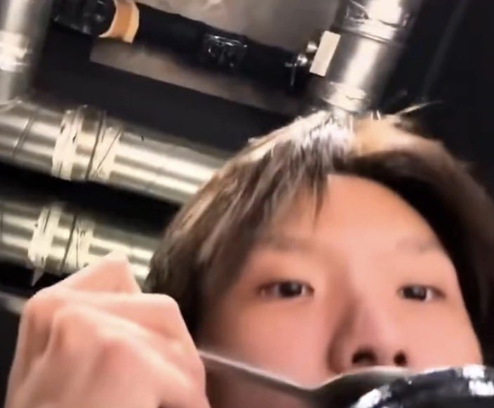 unaack's tweet image. 얘들아 펫캠에 찍힌건데 강아지가 사료통꺼내서밥훔쳐먹는데 이거 말릴 방법없냐ㅠㅠ??