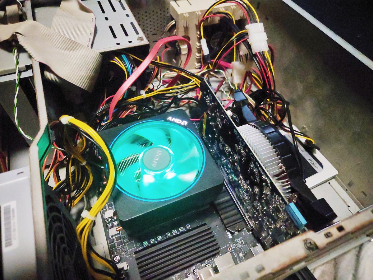 昨日買ったRYZEN 9 3900X VRMが7フェーズのMSIの安マザーなのとDDR4が