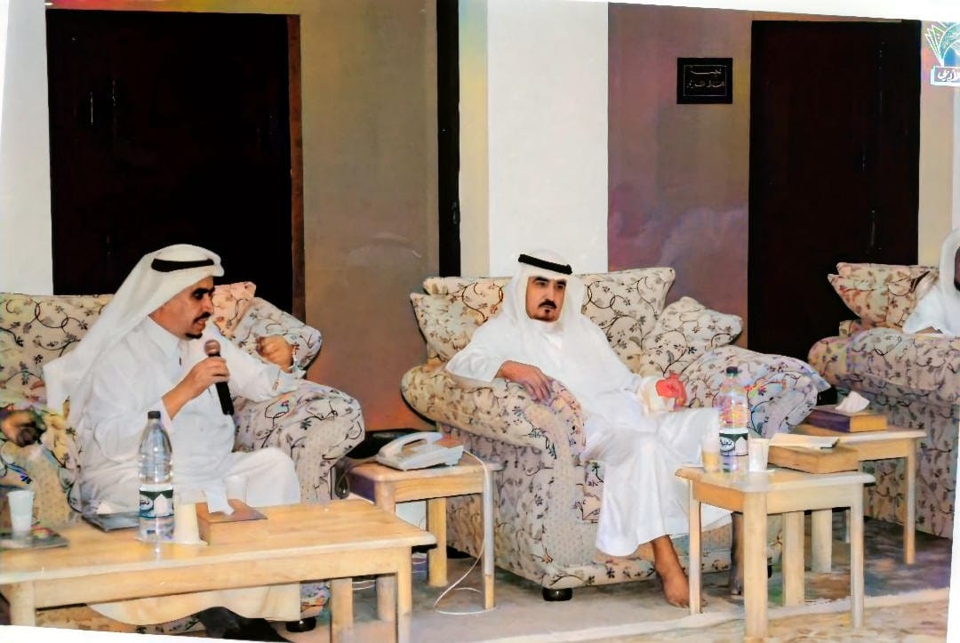 رحم الله رائد الثقافة في عسير أ." محمد الحميد"،رئيس نادي أبها الأدبي لعقود، عرفته مثقفاً متنوراً،ووطنياً غيوراً ،ومحبا للجميع،أبان رئاسته كان يستضيف كل أسبوع أحد المثقفين،ويترك للحضور مناقشته،وقد استضافني في احدى تلك الأماسي، الحميد رائد حقيقي ،أورث الأدب،وحسن الخلق لأولاده،