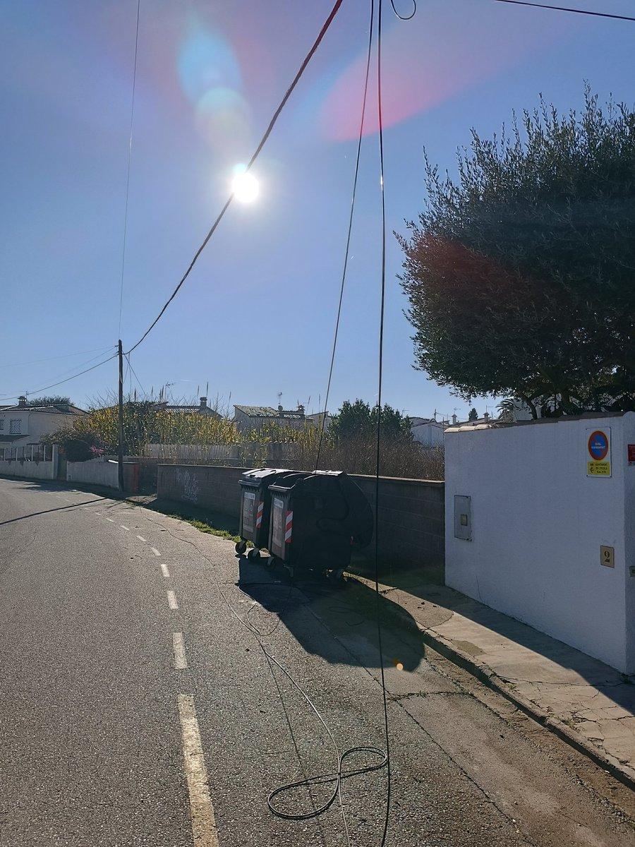 Viajedespistado's tweet photo. @EscalaMunicipal 
Bon dia i bon any.
Desde fa uns dies hi ha un cable tallat a l'alçada de c/Esparreguera, 2. Adjunto fotos https://t.co/spKx1RNgwl