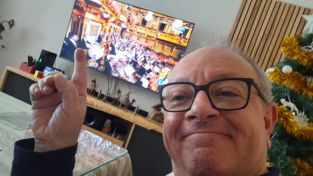 nonovazquez's tweet photo. Me puedo imaginar ya a estas horas a mi amiga @EvaM_Lopez más o menos de esta misma guisa, con @martinllade y @rtve 

#ConciertoDeAñoNuevo
#Feliz2026RTVE https://t.co/8ZWVrTUBE4