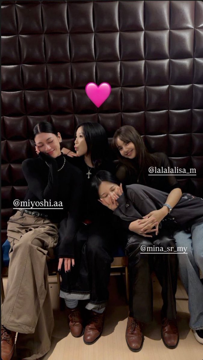 tsutsumaretai37's tweet photo. え、やばいやばいどういうこと
何この豪華なメンバー！
LISAと三吉彩花ちゃんとみーたん！
みーたんリサの膝の上だしハグされてるし情報量多すぎる https://t.co/uTsYxhSFP3
