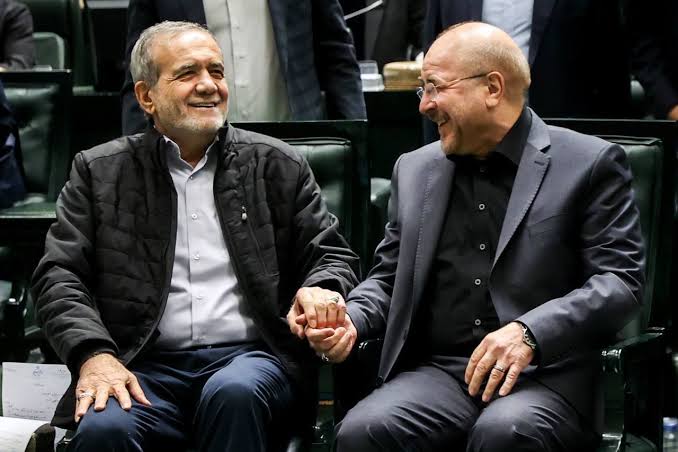 mmghalandaramm's tweet photo. آقایونِ مسئول، چرا شماها نمیرید تو خیابون از عملکرد خودتون دفاع کنید.
چرا بچه بسیجی ها باید بخاطر خرابکاری شما خونشون ریخته بشه.؟؟ https://t.co/K77kZyBkYm