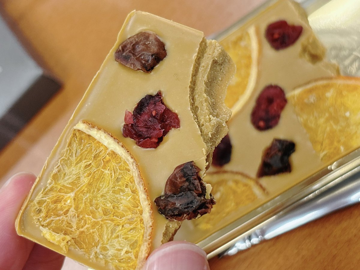 onoda_kimi's tweet image. バレンタインにはまだ早いですが、贈り物にもぴったりな蒜山ショコラをご紹介。岡山の果物や黒豆など、地元の美味しいものをコラボさせた贅沢なチョコレート🍫✨フルーツ＆チョコの組み合わせがお好きな方、他にもたくさん種類あるのでざひチェックしてみてくださいな！→ jr-furusato.jp/jrps/jrps_choc…