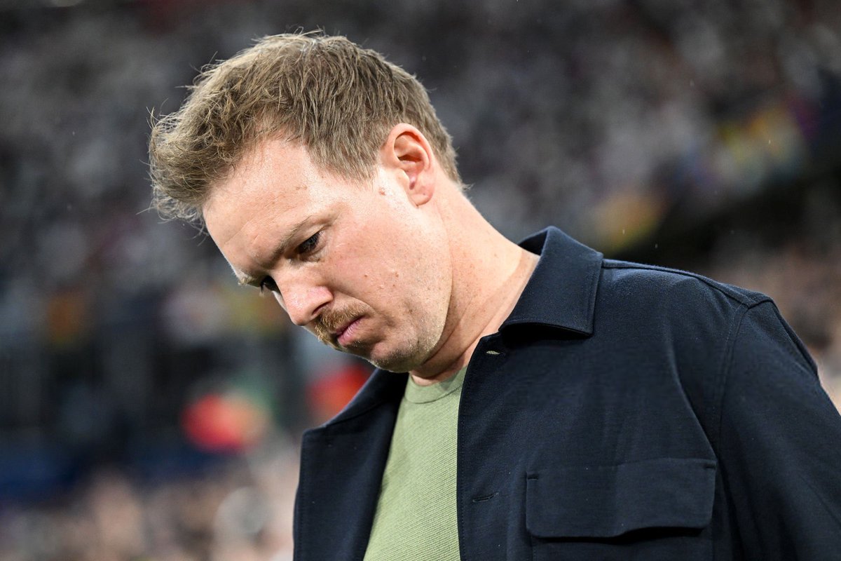 Withbluse's tweet image. واحد منهم طيب 

ادري ماريسكا مايعوض لكن روزنيور اشوفه داونقريد واي مدرب داون لكن هذول اصرف