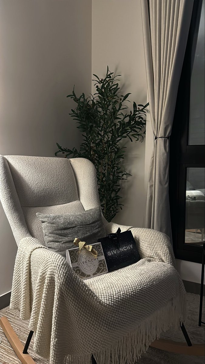 rr2e's tweet image. Happy new year 2026 ✨