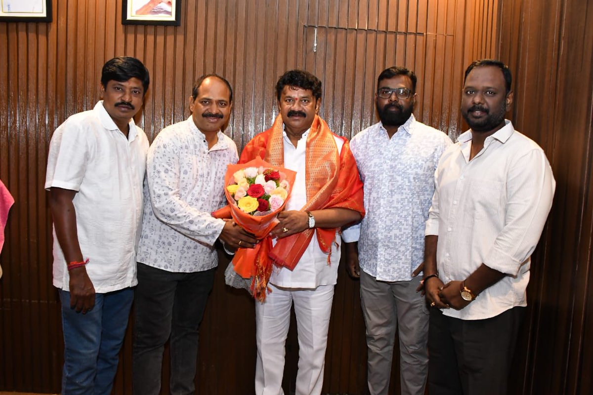 Hari_posts's tweet photo. @talasani_sai

Had the pleasure of meeting our Hon'ble MLA Shri @YadavTalasani garu today to extend New Year wishes. Wishing him a healthy, successful and impactful New Year 2026 in service of the people.

@KTRBRS @BRSTechCell @JAGANBRS @Krishank_BRS @KTRS_Satish @chimalamurali1 https://t.co/UVbvMn7k5B
