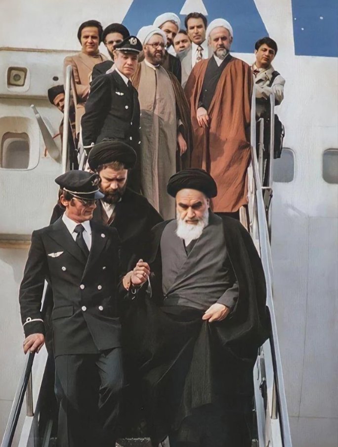 lel_media's tweet image. Le 1er février 1979, le vol Air France n°472 atterrit à Téhéran. Khomeini, 76 ans, rentre au pays. 2 millions d’Iraniens l’attendent sur la route de Mehrabad. Le cortège s’avance lentement dans un vacarme de klaxons et de prières.
Ce jour-là, la monarchie millénaire prend fin.