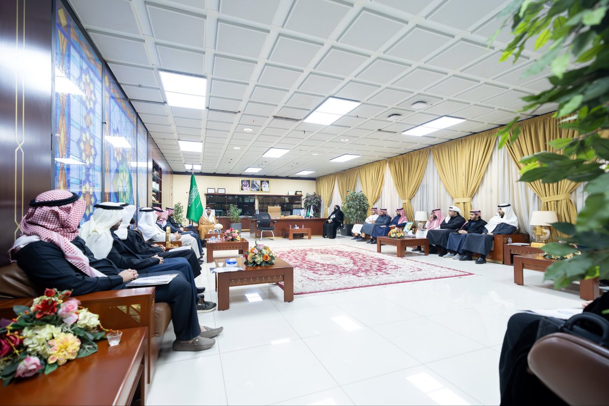 imsiu_VREA's tweet photo. كرّم سعادة وكيل #جامعة_الإمام للشؤون التعليمية الدكتور/ عبدالله بن عبدالرحمن الأسمري المشاركين  من منسوبي الجامعة في #ملتقى_الدرعية_الدولي 2025، تقديرًا لجهودهم العلمية والتنظيمية التي أسهمت في إبراز حضور الجامعة وتميّز مشاركتها في الملتقى.
#الدرعية #علم_يمتد

https://t.co/puhXdG97Bl