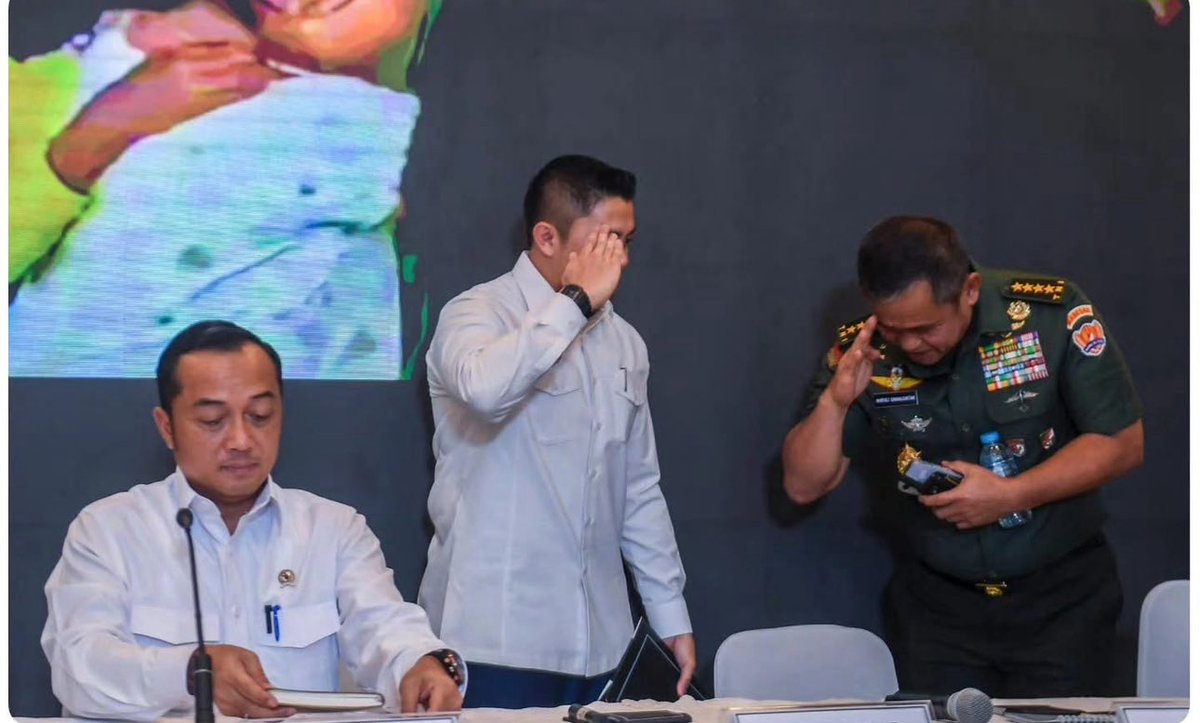 SEMIOTIKA TUNDUK | 

Kepala menunduk tak selalu bermakna sikap hormat, pun bukan selalu berarti sikap rendah hati.
______________

Apa yg saya sematkan di bawah ini, bukan foto, melainkan ; 

TEKS VISUAL HIERARKI KUASA.

Ia tak tertulis, namun berteriak, ketika sikap hormat