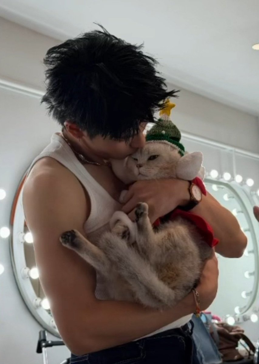 ไลก้าตกอยู่ในสภาวะจำยอมมาก 55555555555 โดนดาด้าจุ้บเหม่งไปกี่ฟอดละนั่น 😾