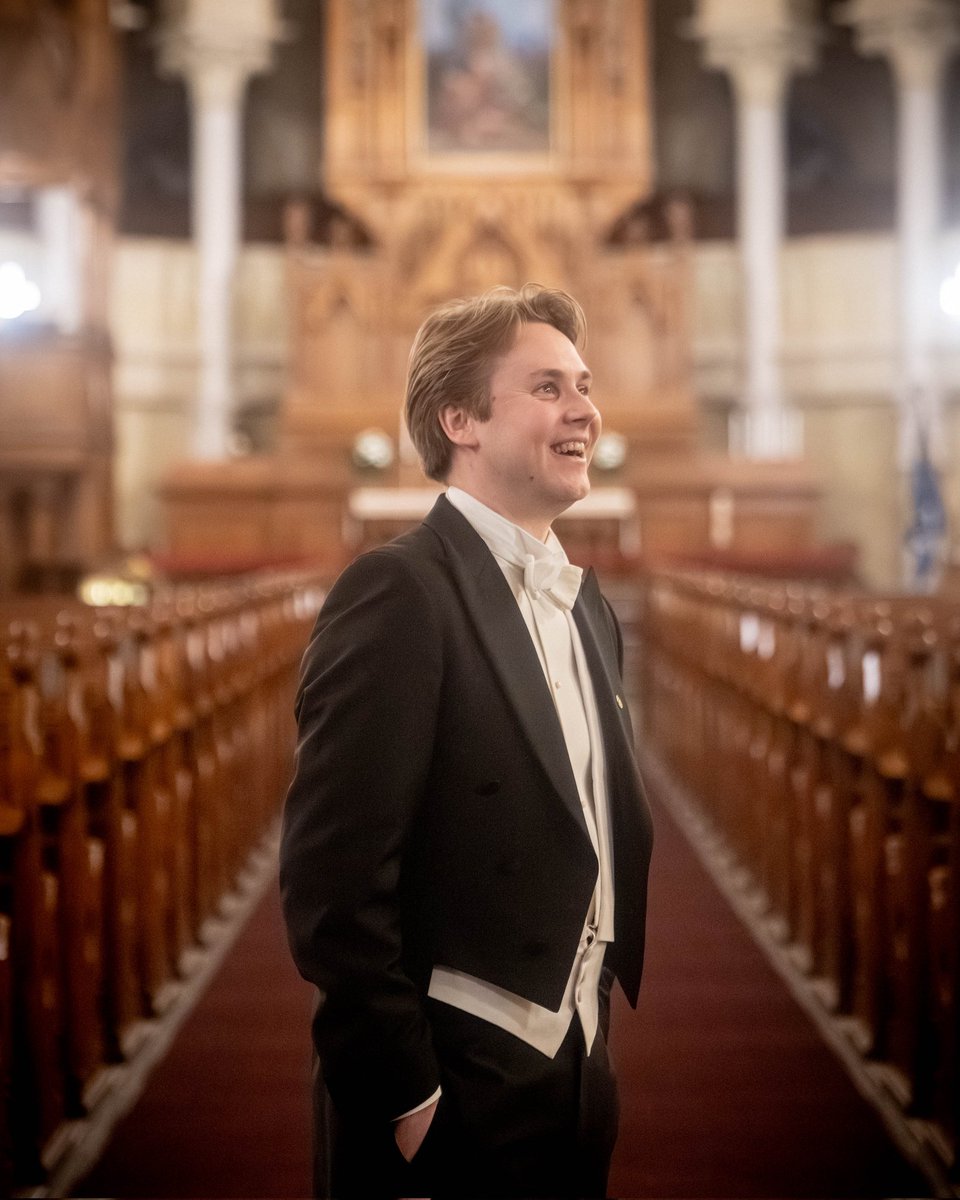 Hyvää uutta vuotta!
Viipurin Lauluveikkojen vuosi alkaa suurella uutisella.

Musiikin kandidaatti Aarni Hyökki aloittaa Viipurin Lauluveikkojen taiteellisena johtajana 1.1.2026.
🧶1/4