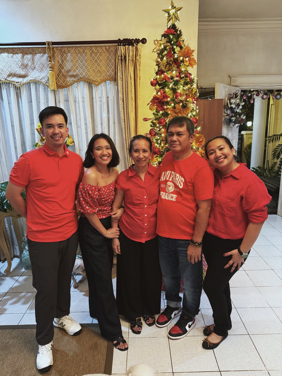 chaaamoy's tweet photo. Lord, thank you for every lesson that brought growth, strength, and clarity last year. Thank you also for placing the right people in my life. Happy New Year to all! 🎇🥰✨ https://t.co/Vpq5sEG4ni