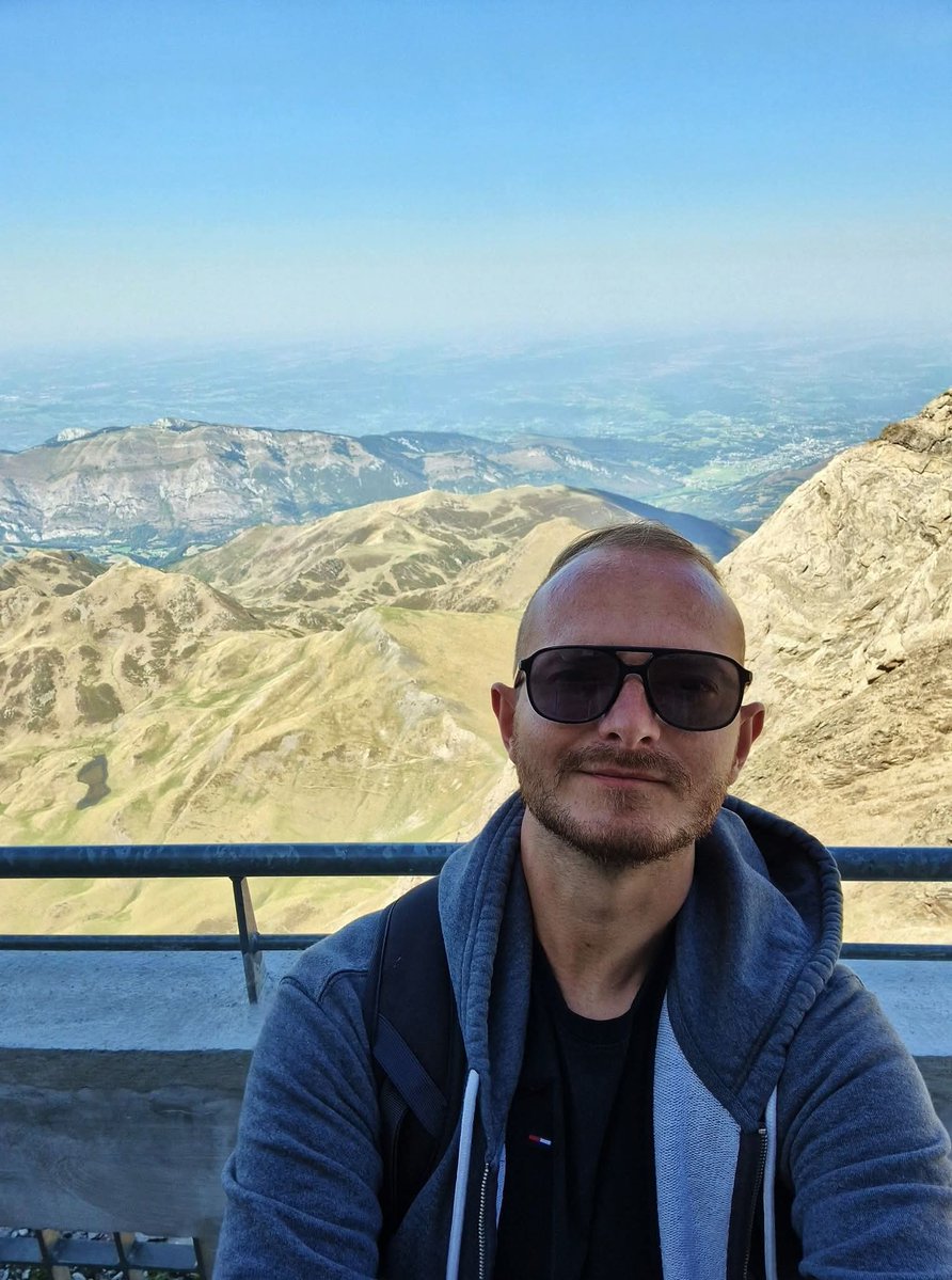 AdrienFour's tweet image. 2025 a mis beaucoup d’entre nous à l’épreuve. Batailles silencieuses, sourires le jour, larmes la nuit. Pourtant vous avez tenu. En 2026, on avance avec nos cicatrices, notre courage &amp;amp; cette force qu’on pensait perdue. On vit pleinement. La santé avant tout 🍀
Bonne année 2026 🤍