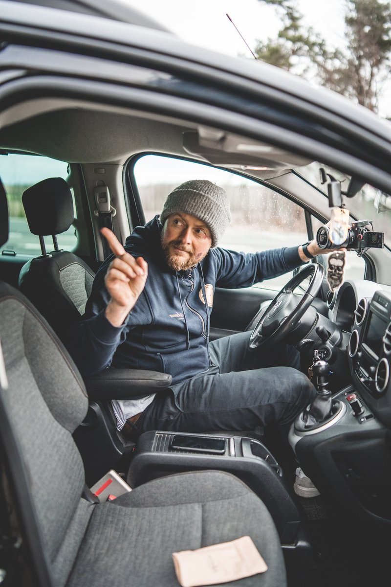 MarcinGazowski's tweet photo. Pierwsza kawa w PUDLE ☕🚐 W styczniu 2025 zaprojektowałem nową mobilną kawiarnię. Po odbiorze, Konrad krzyknął: "Ja P&amp;#$LE JAKIE PUDŁO!" 😄 Pierwsza kawa? Aeropress + eksplozja! 🎥☕💥 Film dokumentalny w drodze, a PUDŁO już na eventach! #Kawa #MobilnaKawiarnia #Pudło https://t.co/z1V590az5N