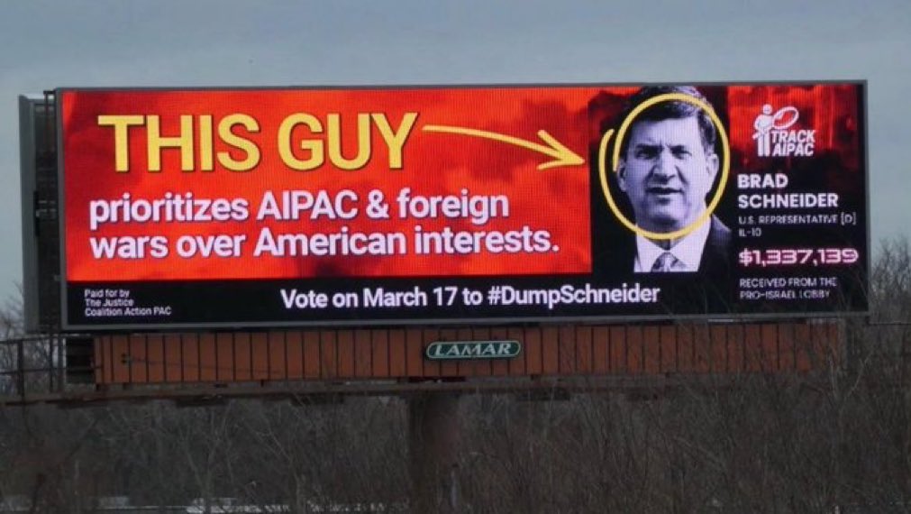 المنظمة الأميركية الجديدة التي تلاحق وتُحصي الأموال التي يتلقّاها المرشحون من اللوبي الصهيوني بدأت بوضع لافتات كهذه في بعض المدن الأميركية.
لم يكن اسم «إيباك» معروفًا على هذا النحو قبل الطوفان، ولم يكن انتقاده علنًا بهذه الجرأة أمرًا شائعًا. هذا حساب المنظمة <a href="/TrackAIPAC/">AIPAC Tracker</a>