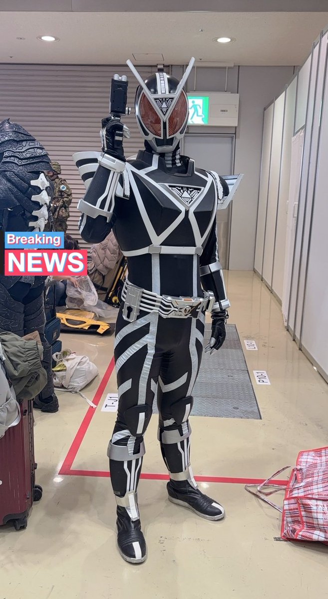 C107 2日目より 仮面ライダーデルタと握手✨ デルタ:(@teng95513942552