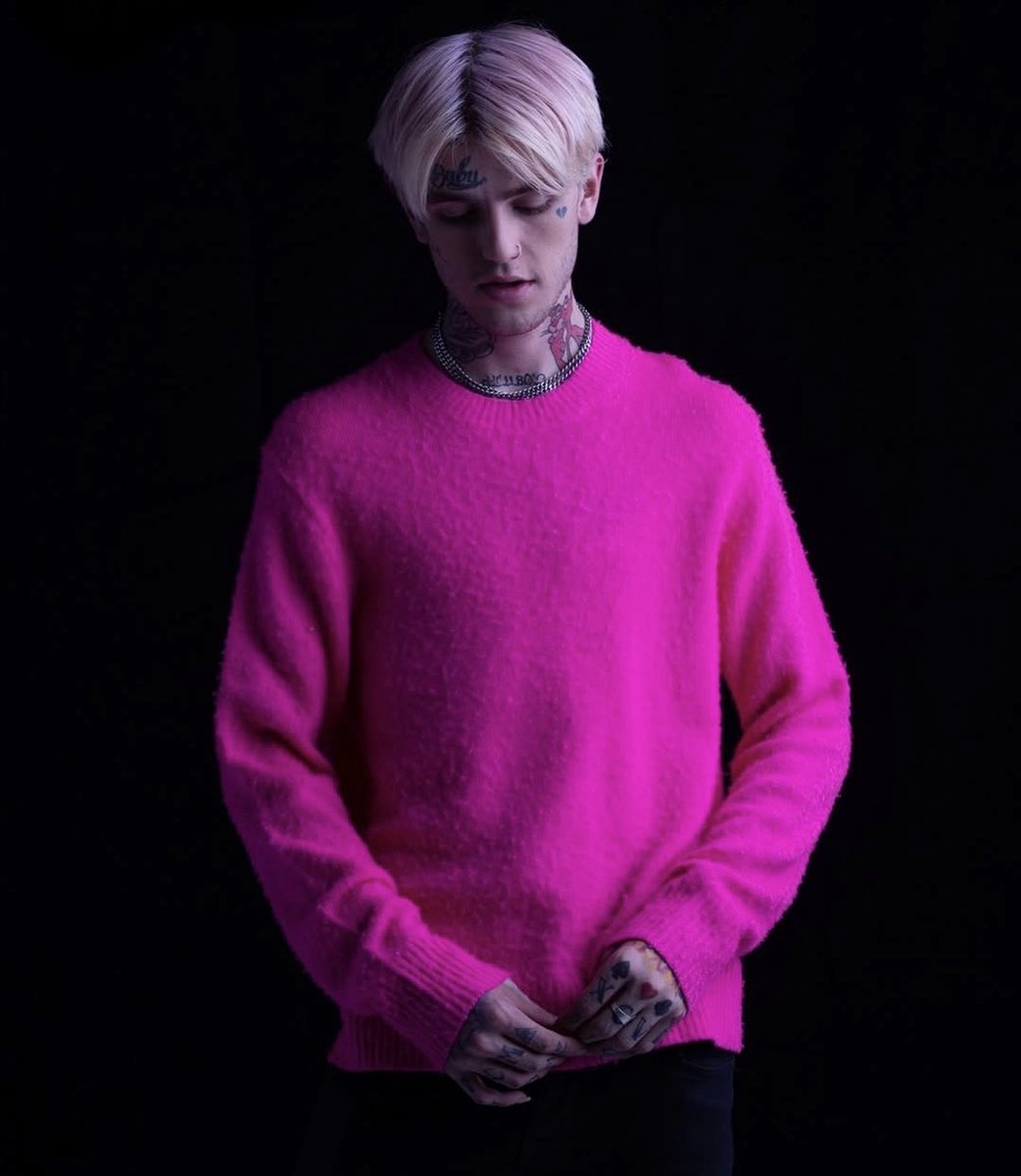 GETCAKEDlEYOUNG's tweet photo. previously unseen photo of Lil Peep shared by his mom, Liza, today from Peep’s photoshoot with @yoshinostudios 🩷 https://t.co/hOJ39heI41