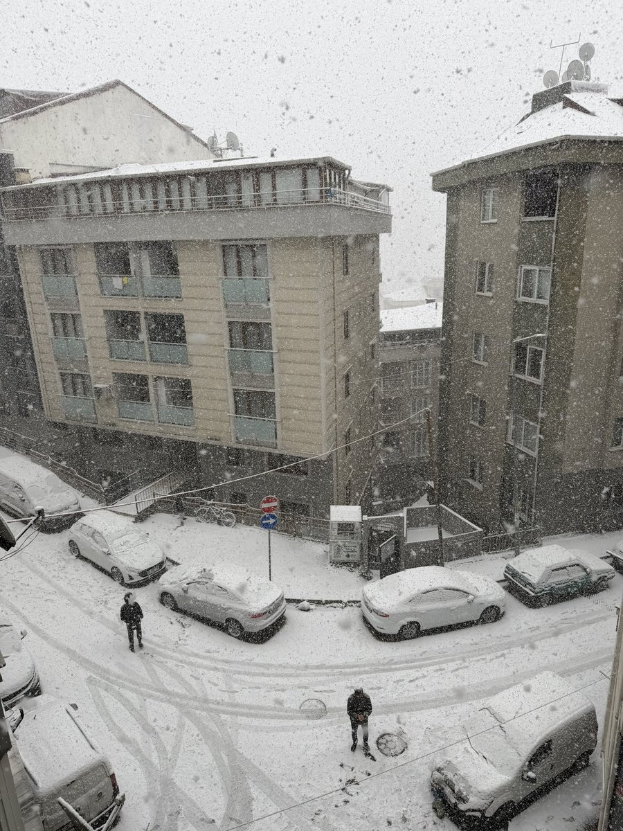 “ Lapa lapa kar yağıyor İstanbul’a sonunda.❄️💨☃️