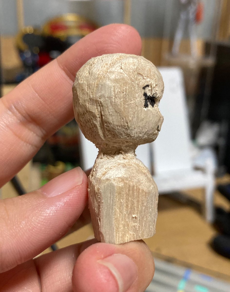 木を彫って胸像を作ったりしていました